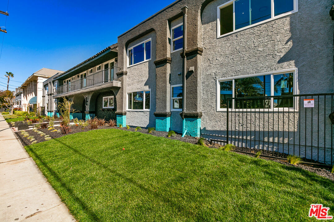 Property Photo: 6640 Woodley Ave CA 91406