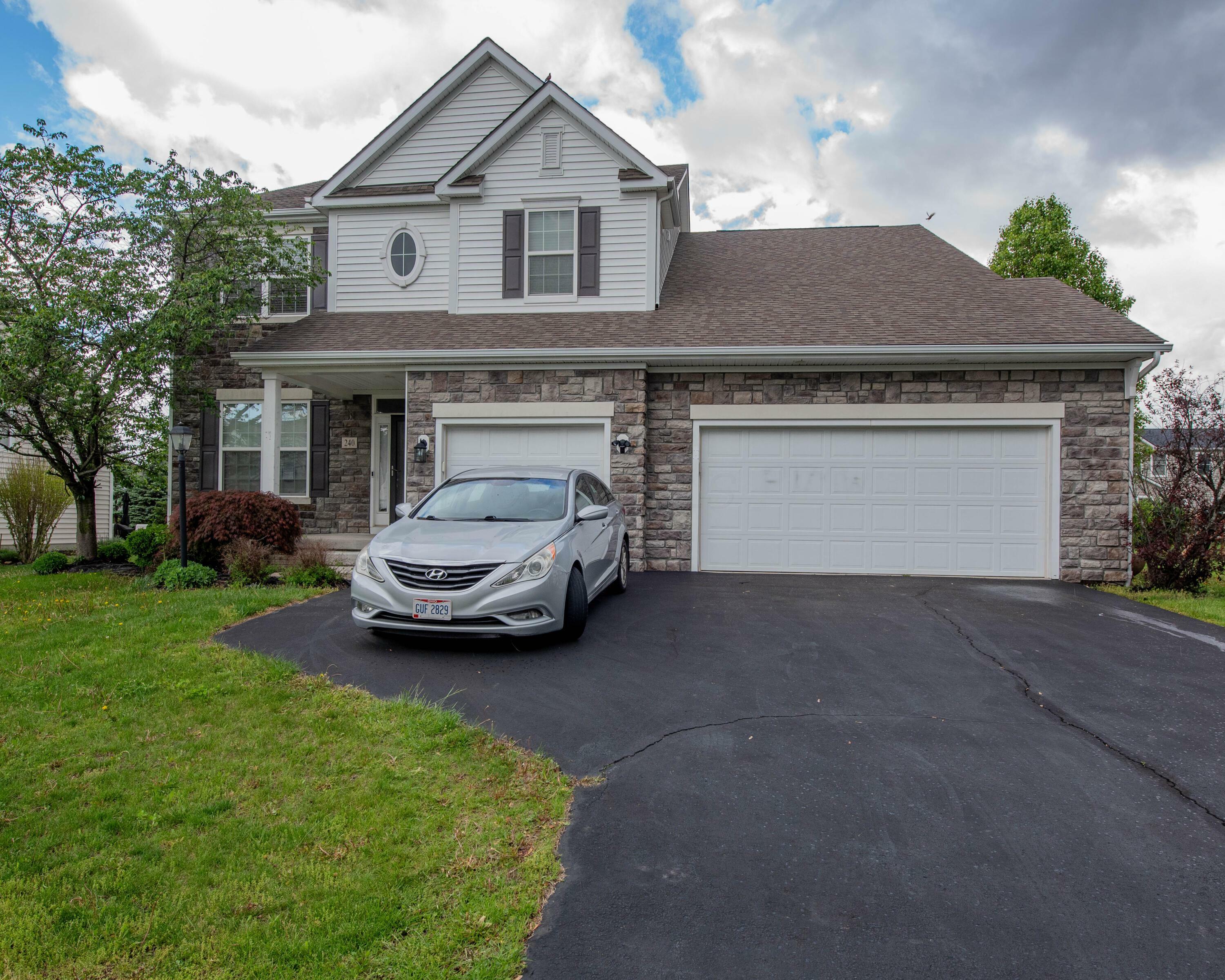 Property Photo: 240 Fox Glen E Drive OH 43147