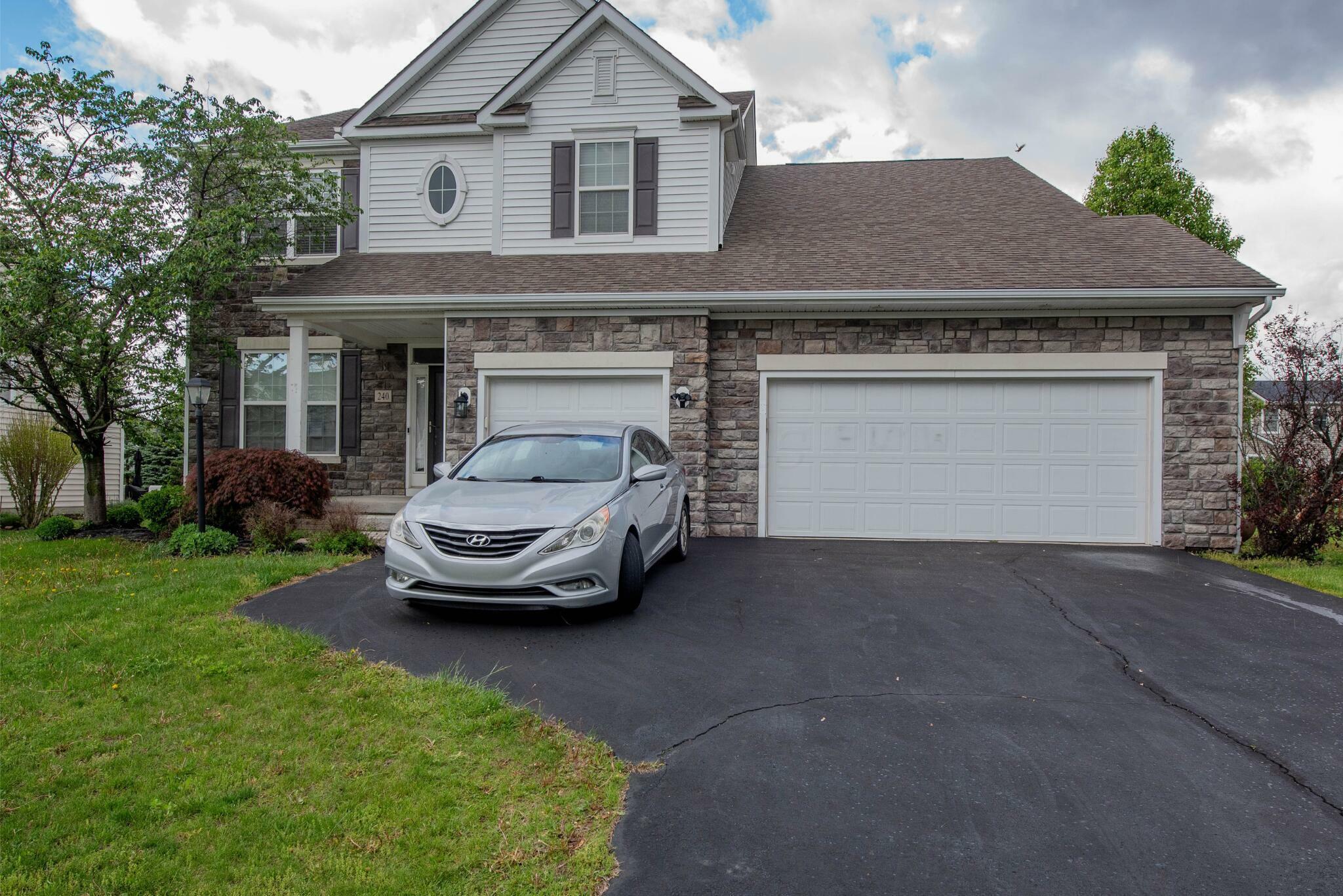 Property Photo: 240 Fox Glen E Drive OH 43147