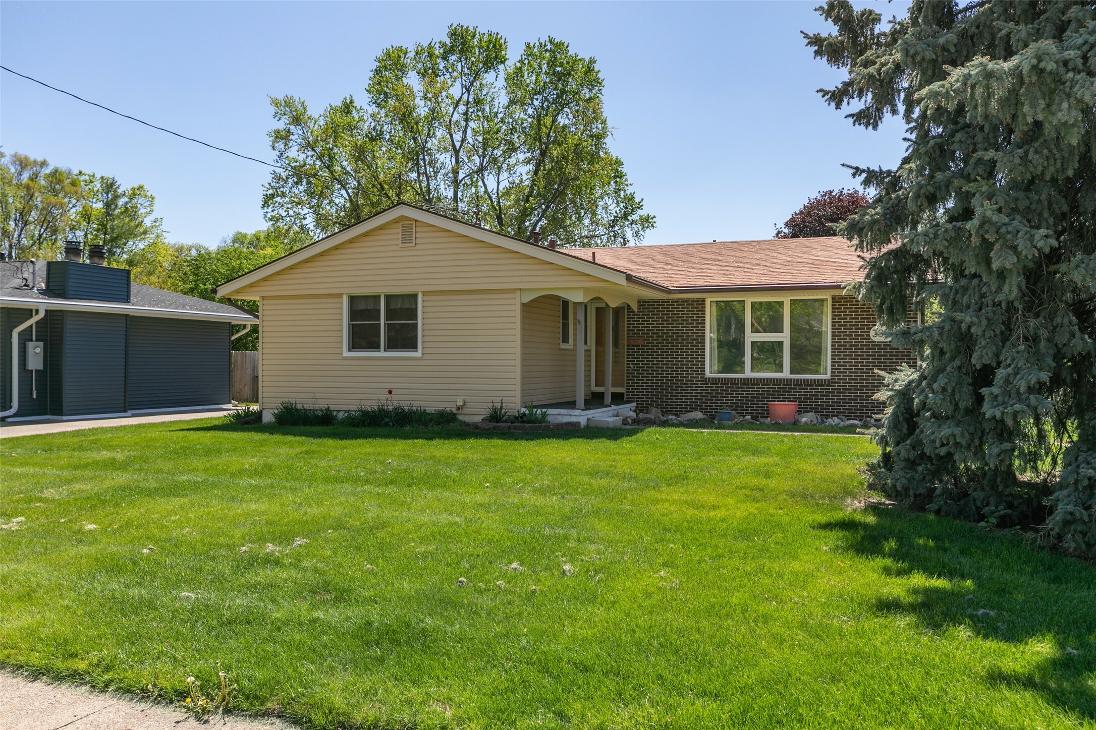 Property Photo: 3012 Vine Street IA 50265