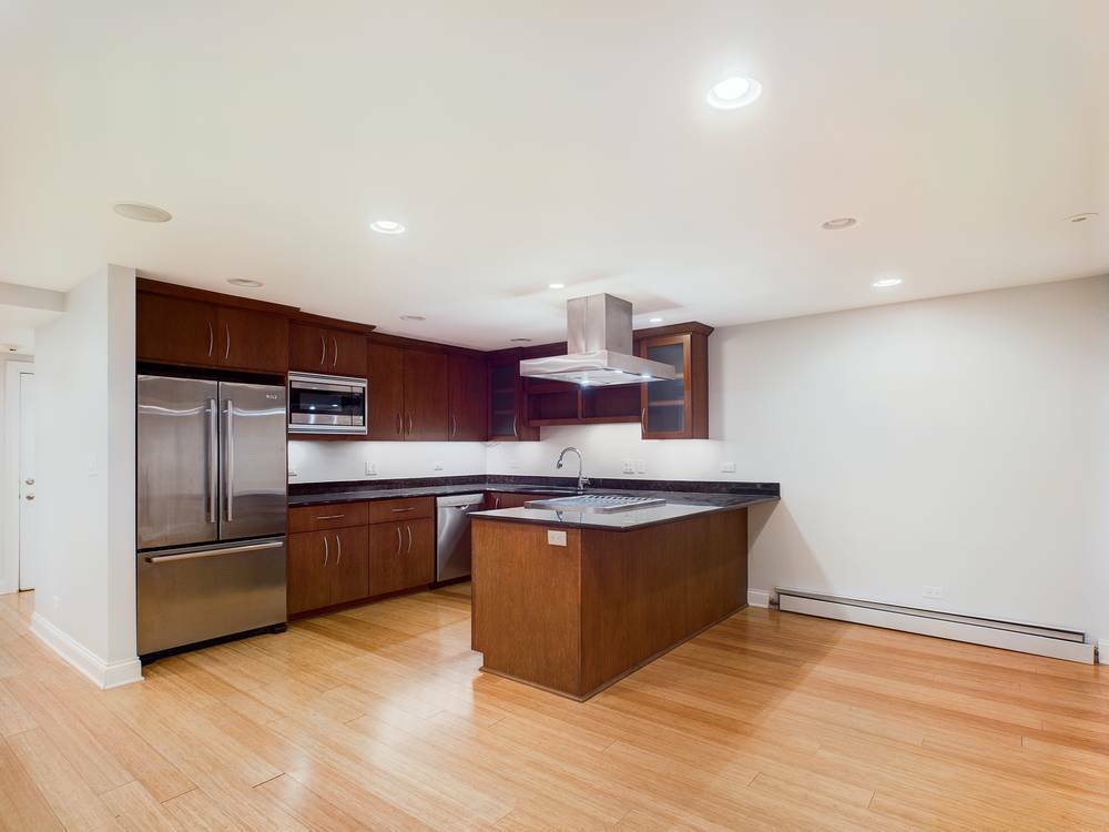 Property Photo: 632 W Barry Avenue Gs IL 60657