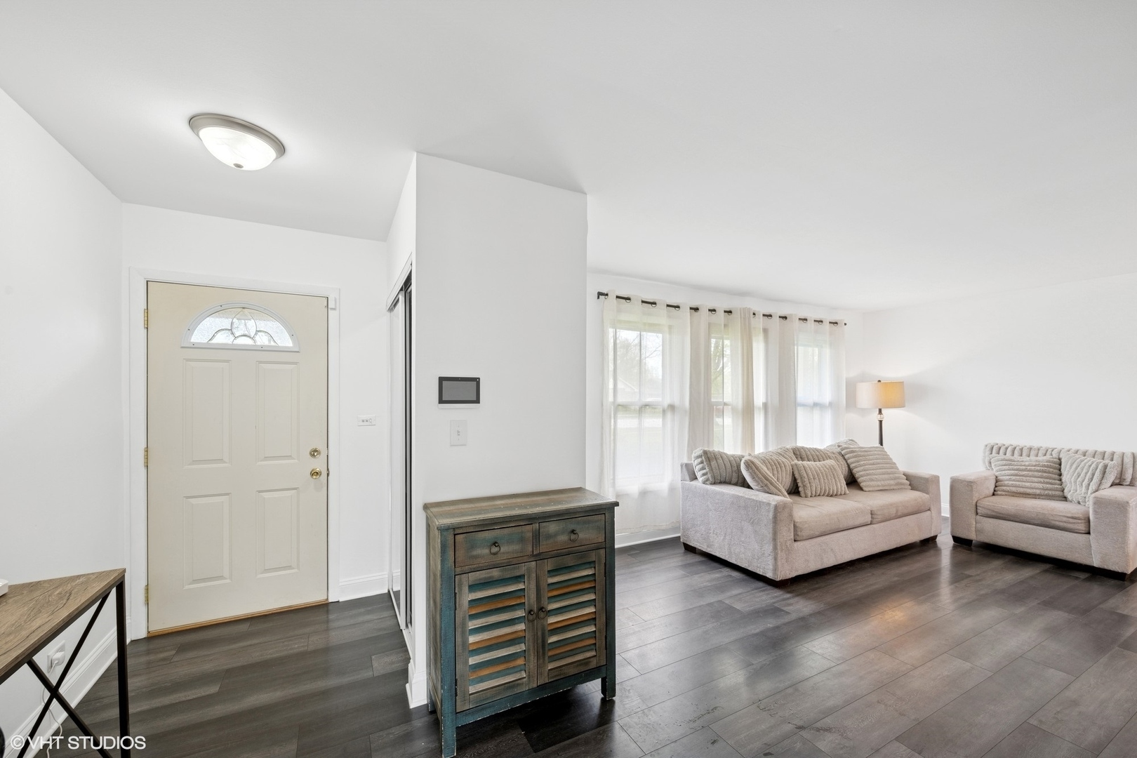 Property Photo: 1828 E Peachtree Drive IL 60004