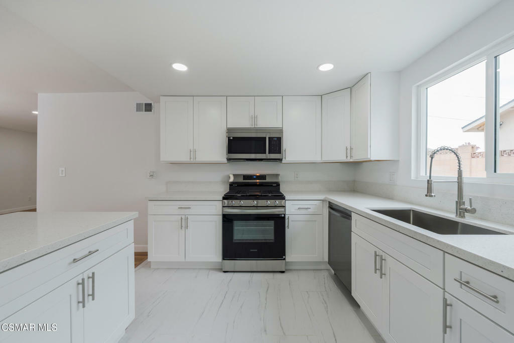 Property Photo:  1477 Dinsmore Street  CA 93065 