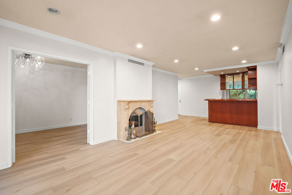 Property Photo:  1010 N Kings Road 303  CA 90069 