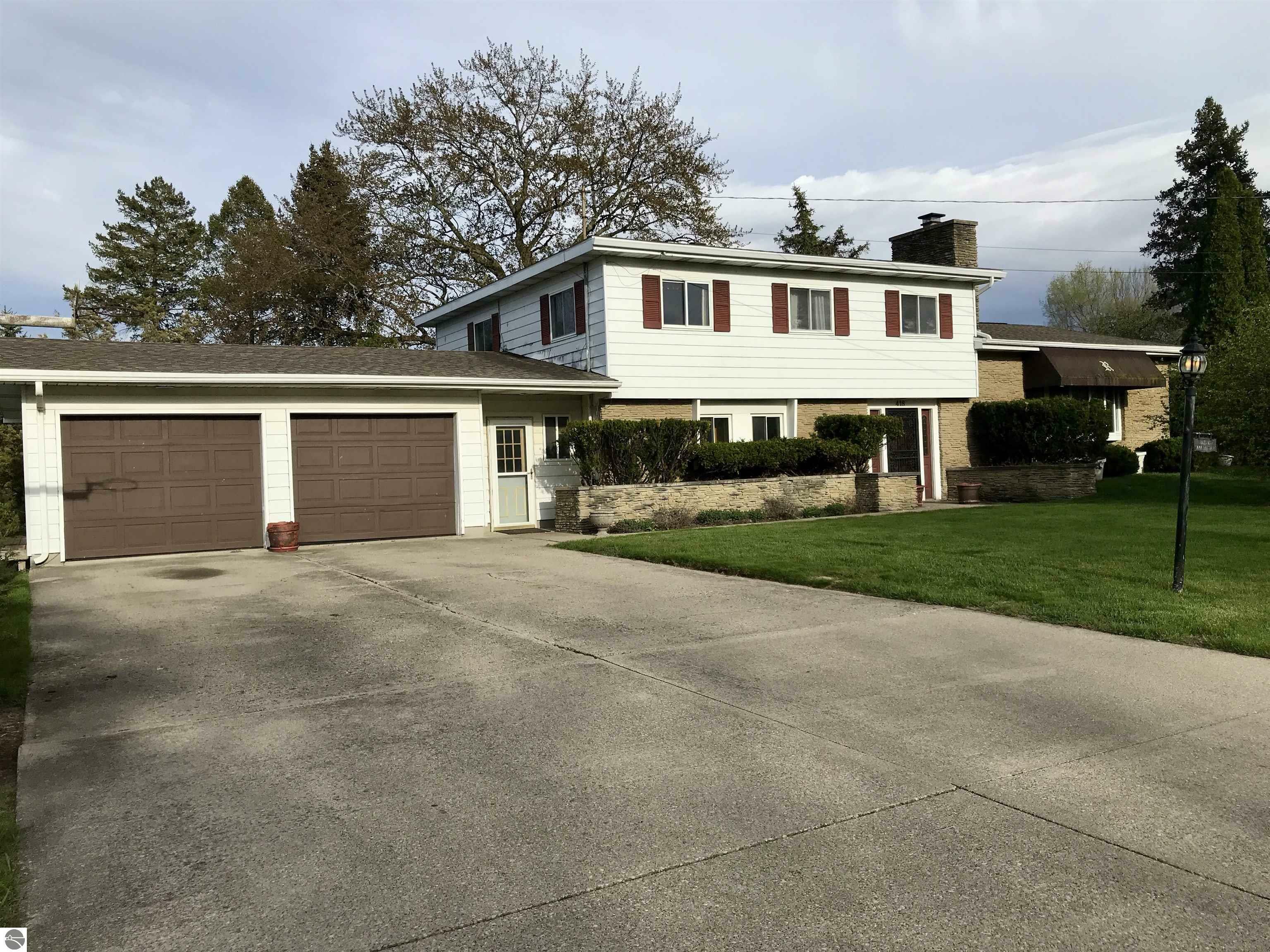 Property Photo: 418 East Drive MI 48858
