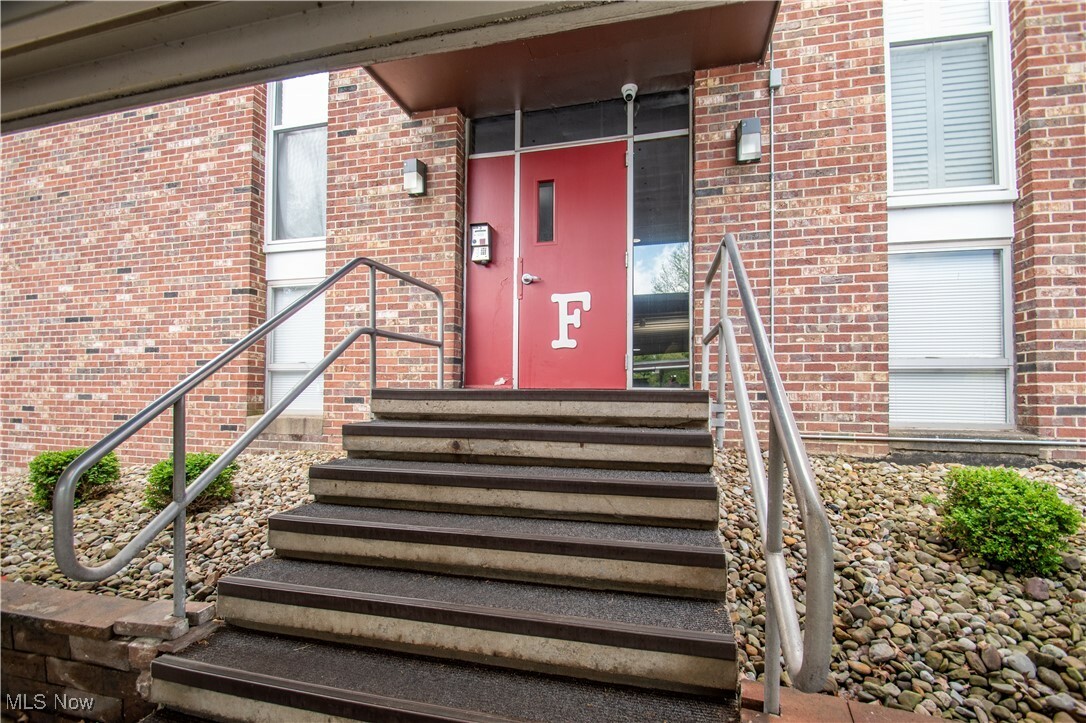 Property Photo: 3000 N River Road NE F17 OH 44483