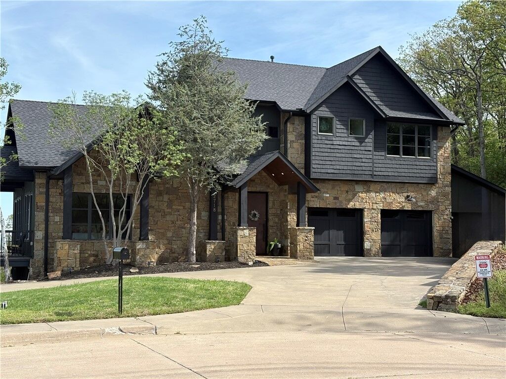 Property Photo:  2718 N Emerald Avenue  AR 72703 