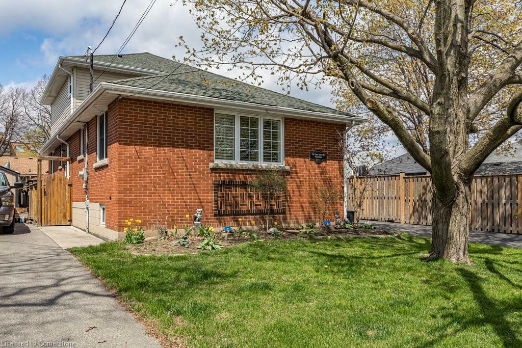 Property Photo:  152 East 42nd Street  ON L8T 3A5 