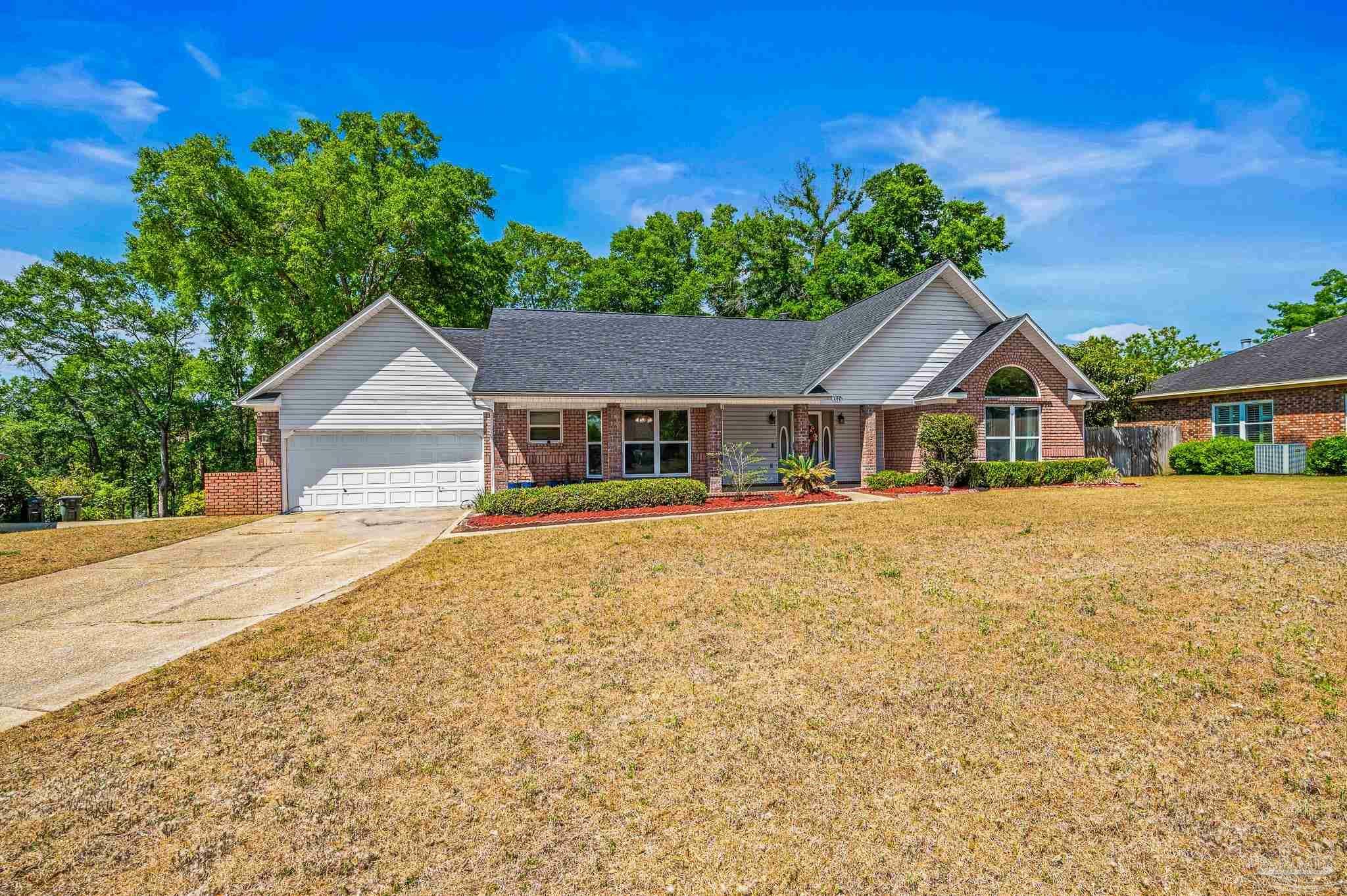 Property Photo: 404 Kilkenny Way FL 32533