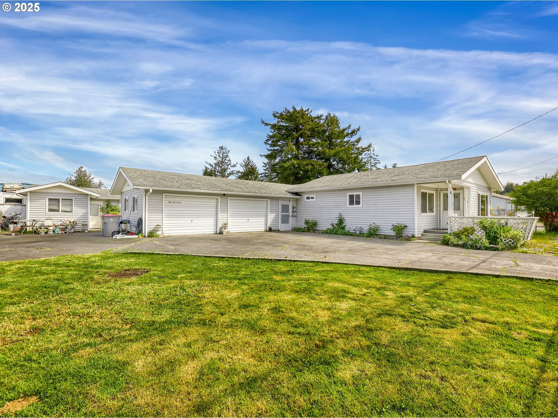 Property Photo: 1425 SE 12th Pl OR 97146