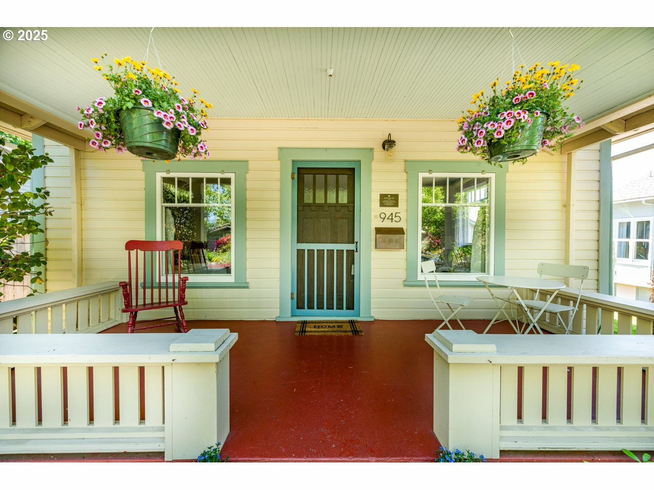 Property Photo: 945 B St OR 97477