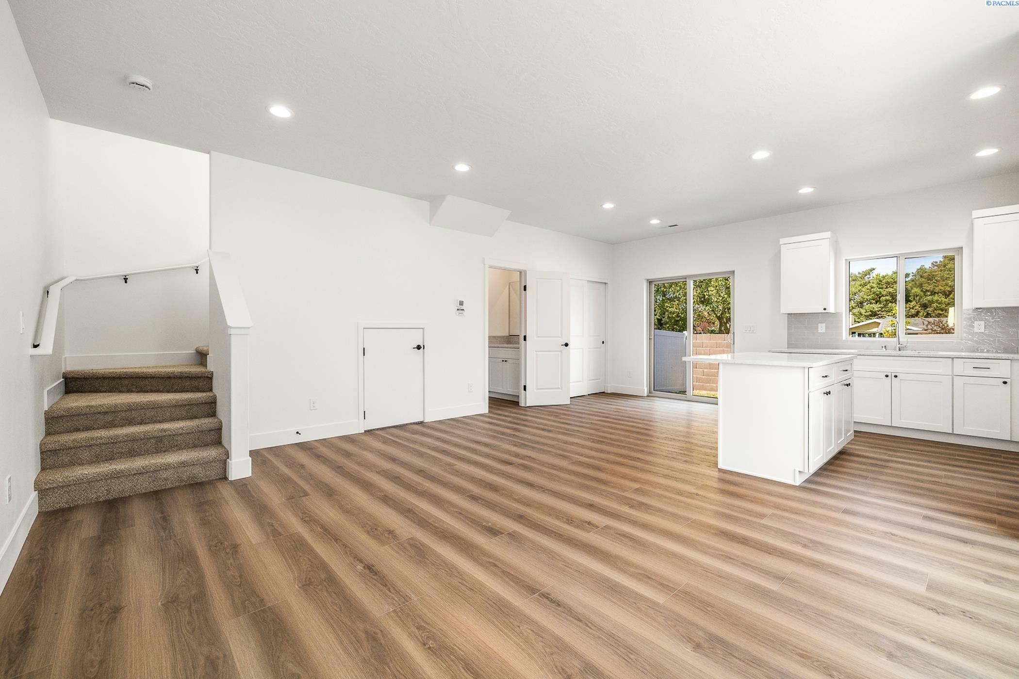 Property Photo: 1031 S Underwood Pl WA 99337