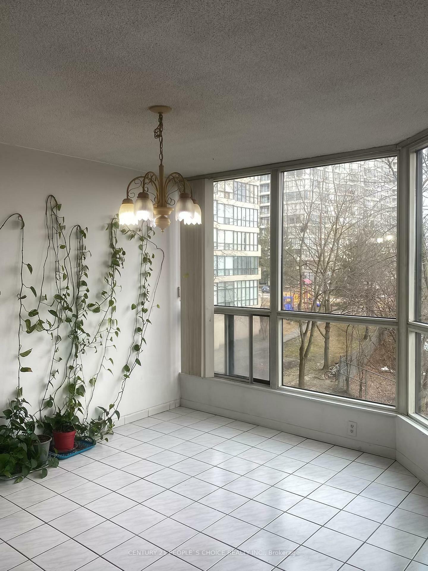 Photo de la propriété: 5 Rowntree Road 203 ON M9V 5G9