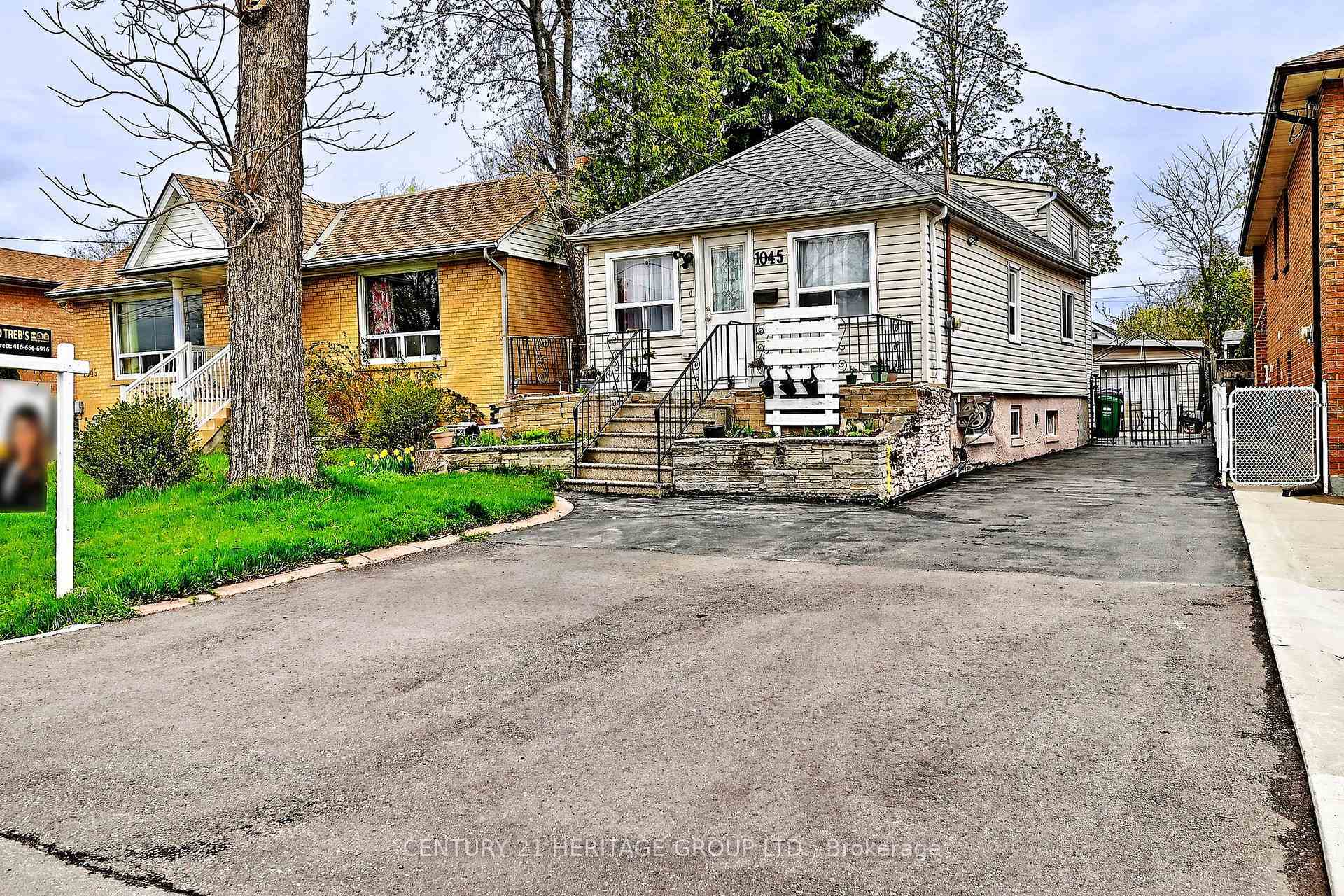 1045 East Avenue  Mississauga ON L5E 1X1 photo