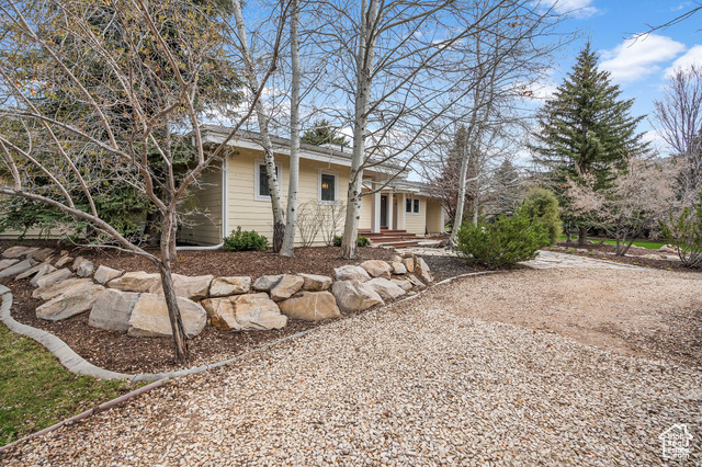 Property Photo: 1303 Country Ln UT 84036