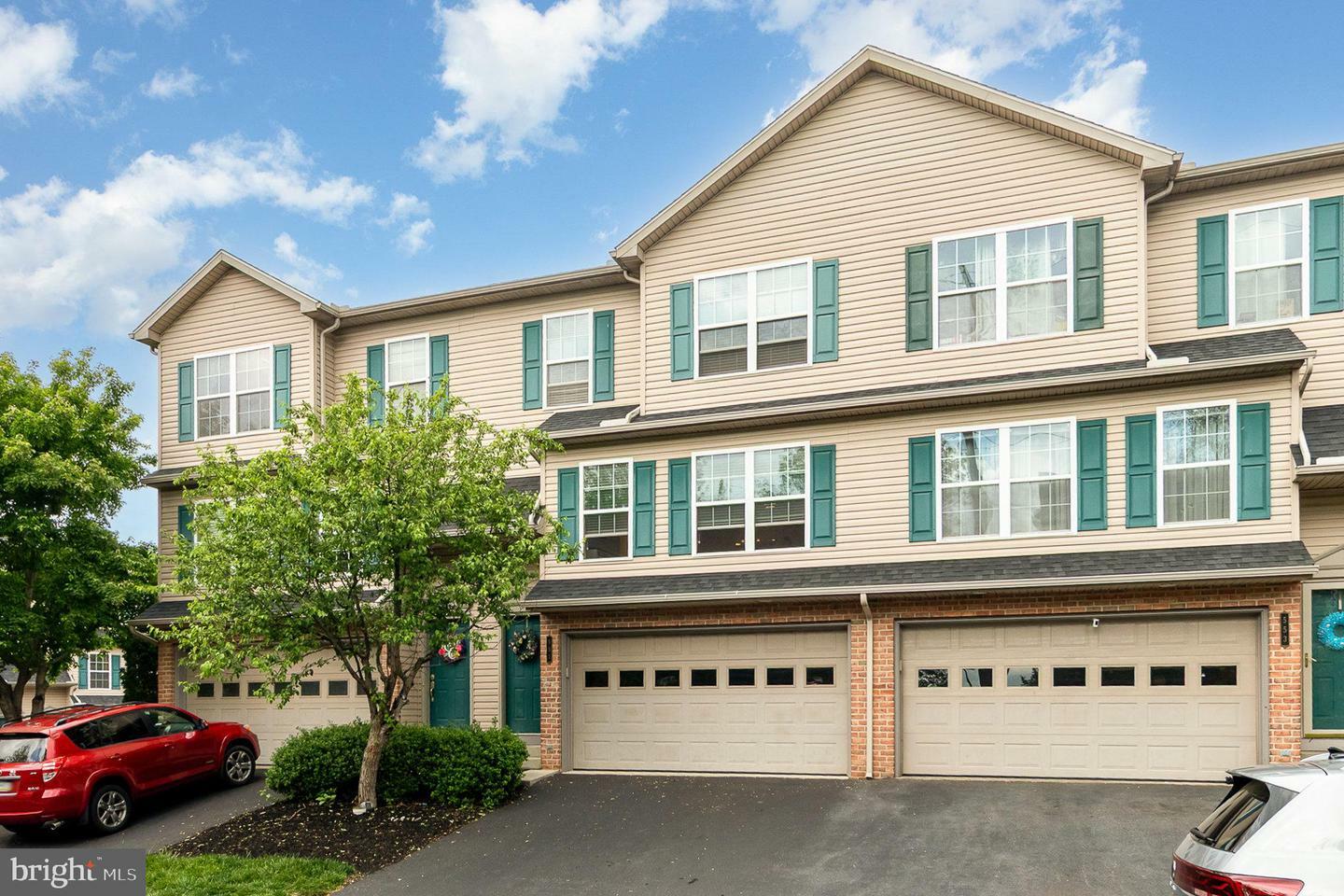 Property Photo: 551 Meadow Croft Circle PA 17055