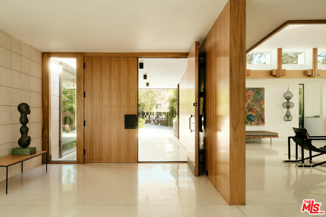 Property Photo: 1061 Loma Vista Dr CA 90210