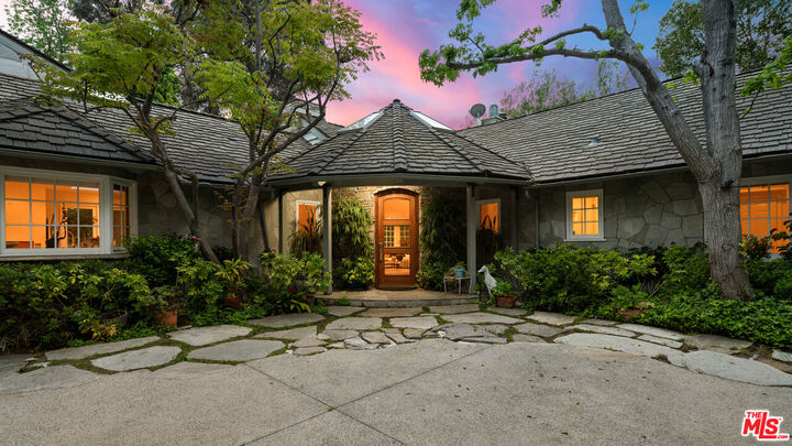 Property Photo:  2576 Benedict Canyon Dr  CA 90210 
