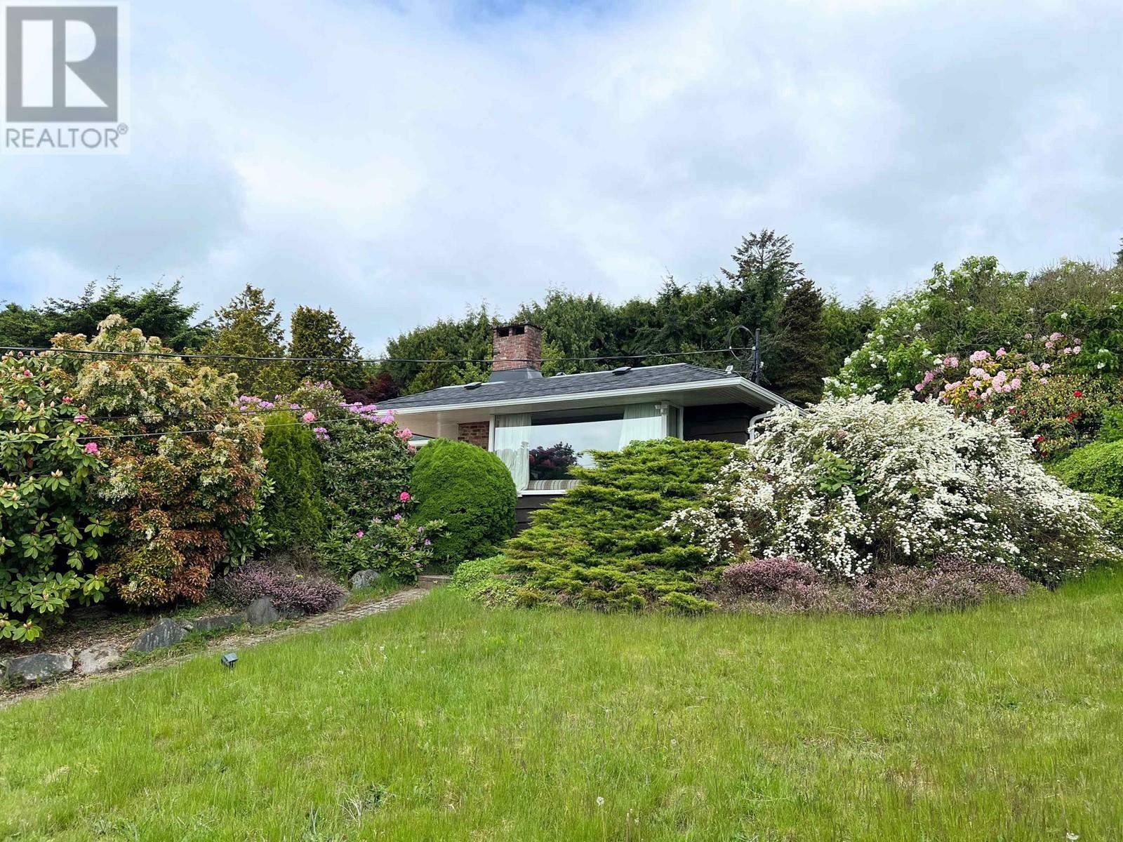 Property Photo: 875 Eyremount Drive BC V7S 2B2