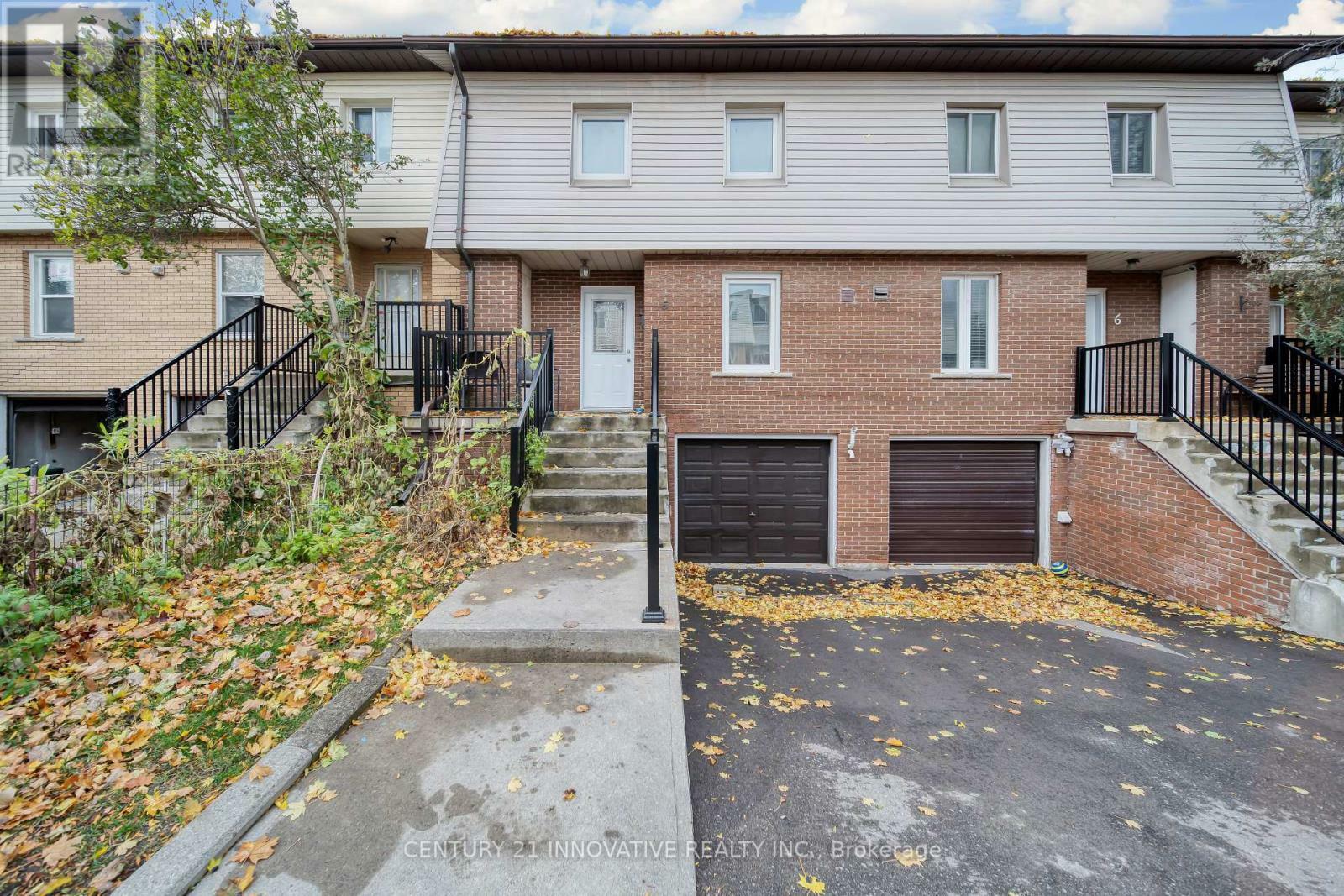 Property Photo: 3175 Kirwin Avenue 5 ON L5A 3M4
