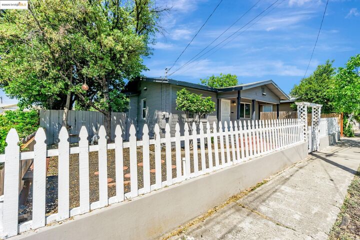 Property Photo:  1112 W 6th St  CA 94509