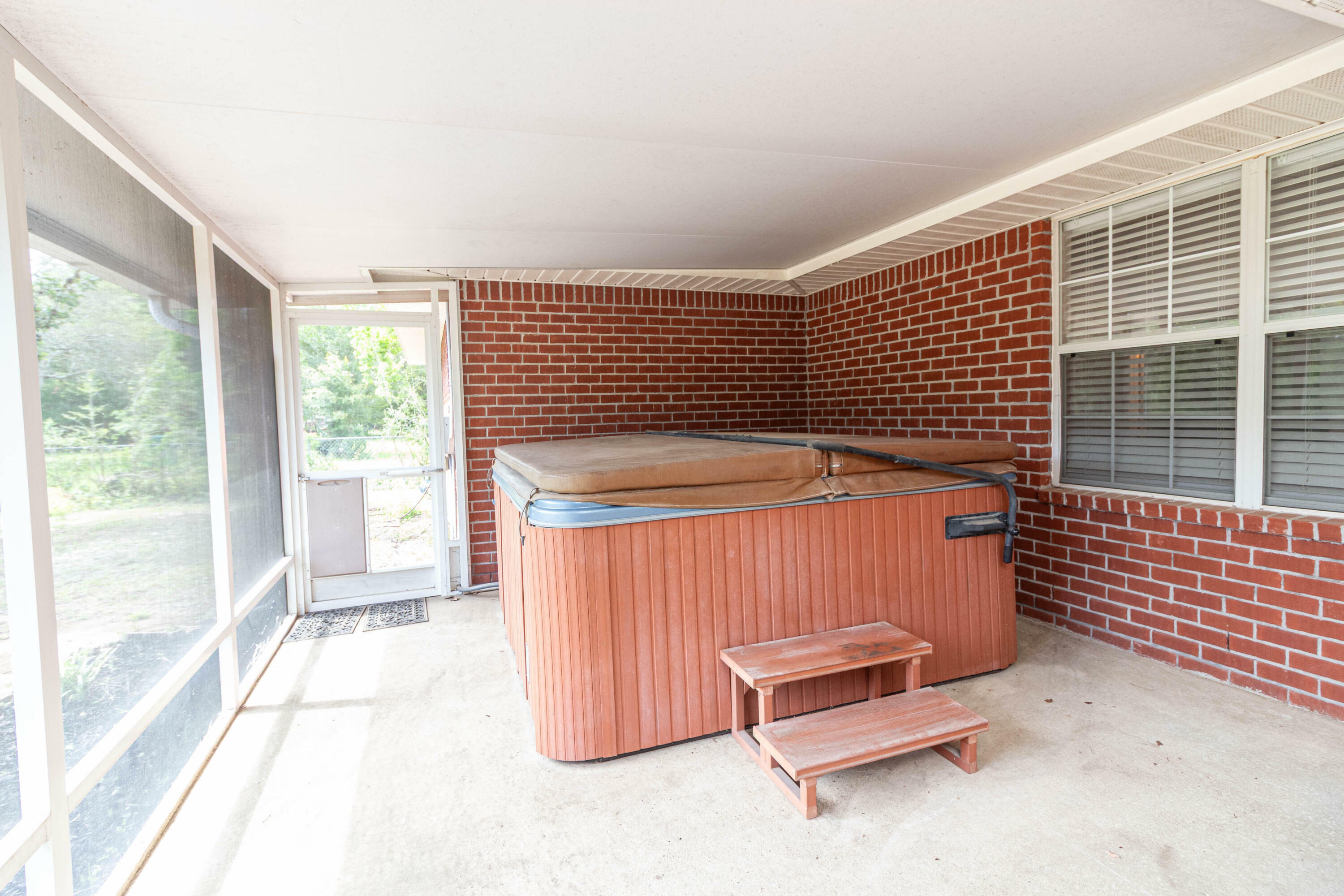 Property Photo: 2890 Sherwood Drive FL 32566