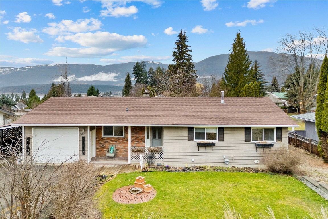 Photo de la propriété: 5091 Lakeshore Road NE BC V1E 3P4