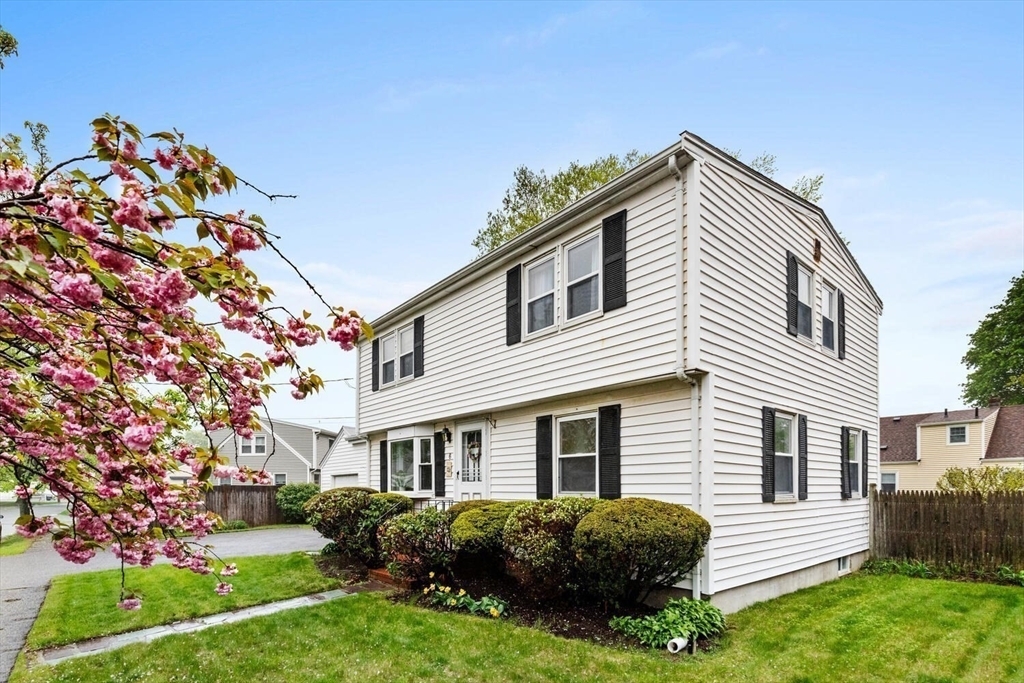 Property Photo:  6 Rose Circle  MA 01960 