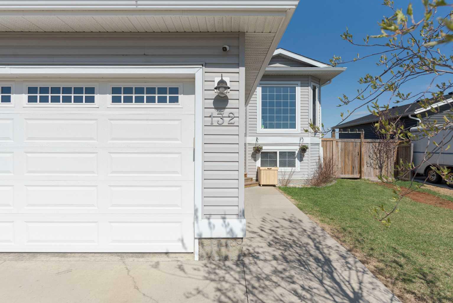 Property Photo: 132 Beacon Hill Place AB T9H 2S3