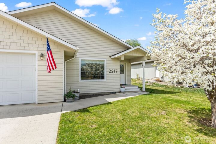 Property Photo:  2217 N  Spar Lane  WA 98926 