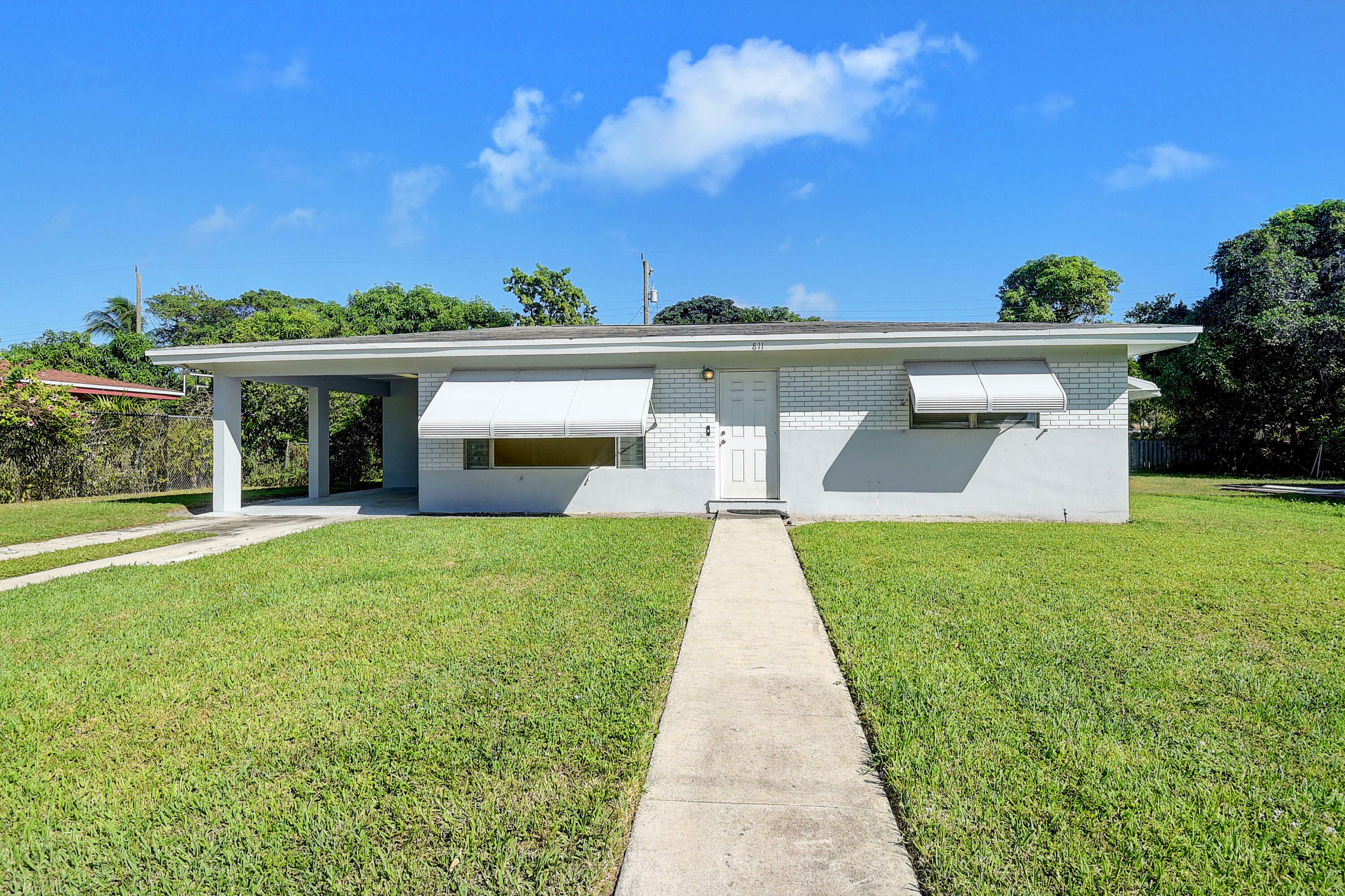 Property Photo: 811 SE 3rd Avenue FL 33483