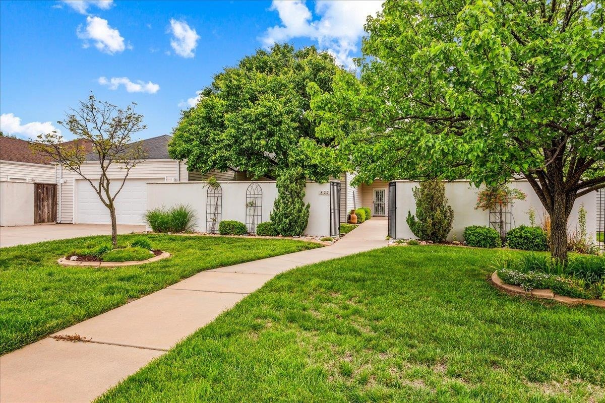 Property Photo: 822 N Glenmoor Dr KS 67206