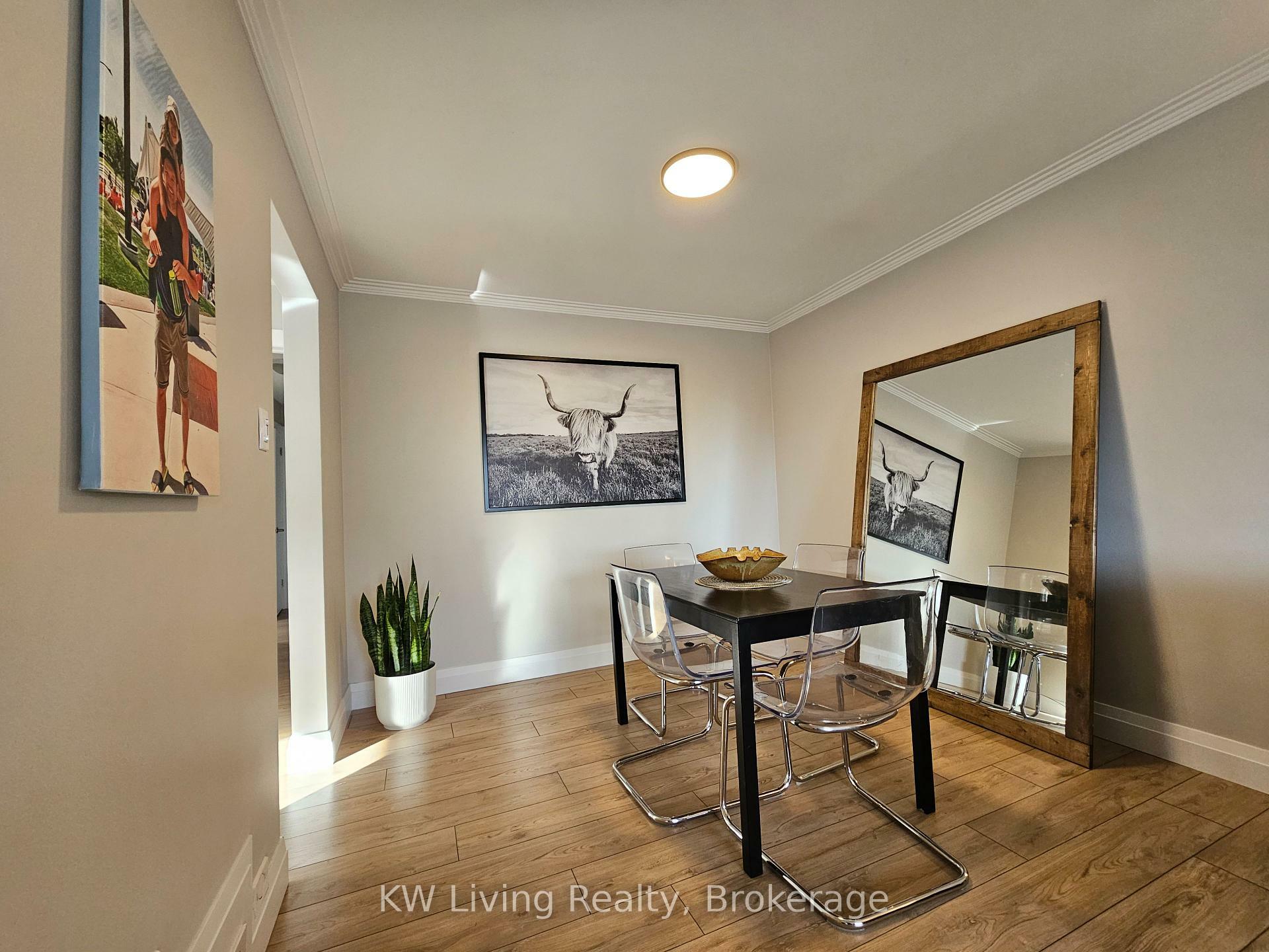 Photo de la propriété: 3403 Ellengale Drive ON L5C 1Z5
