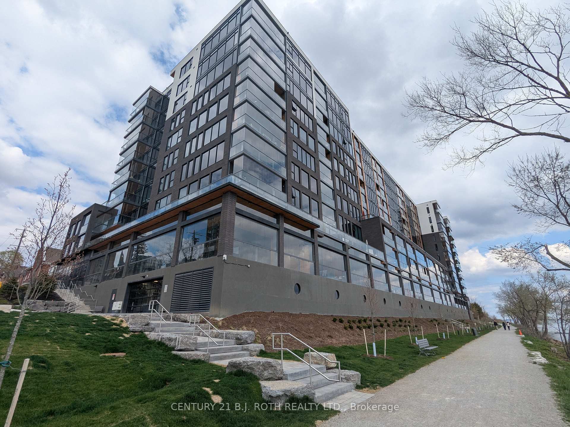 Property Photo: 185 Dunlop Street E 822 ON L4M 0L7