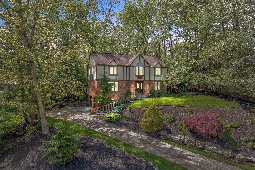Property Photo:  2290 Salem Dr  PA 15237 