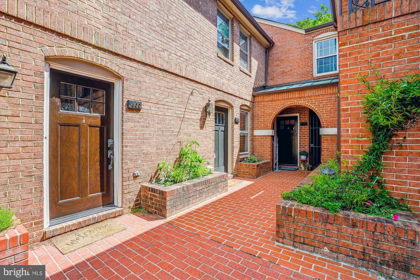Property Photo:  1802 21st Street N  VA 22209 