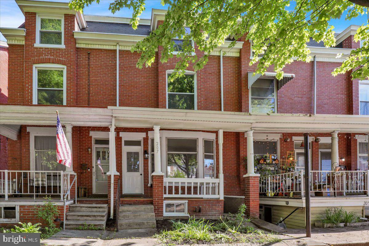 Property Photo: 207 W Main Street PA 17522