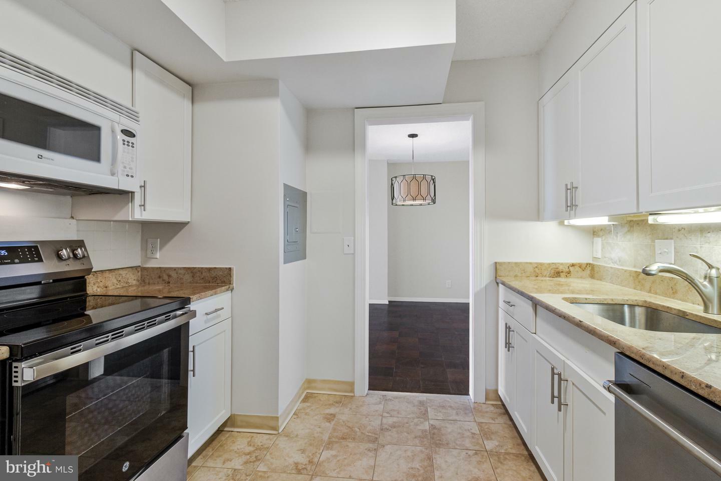 Property Photo: 3800 Fairfax Drive 1011 VA 22203