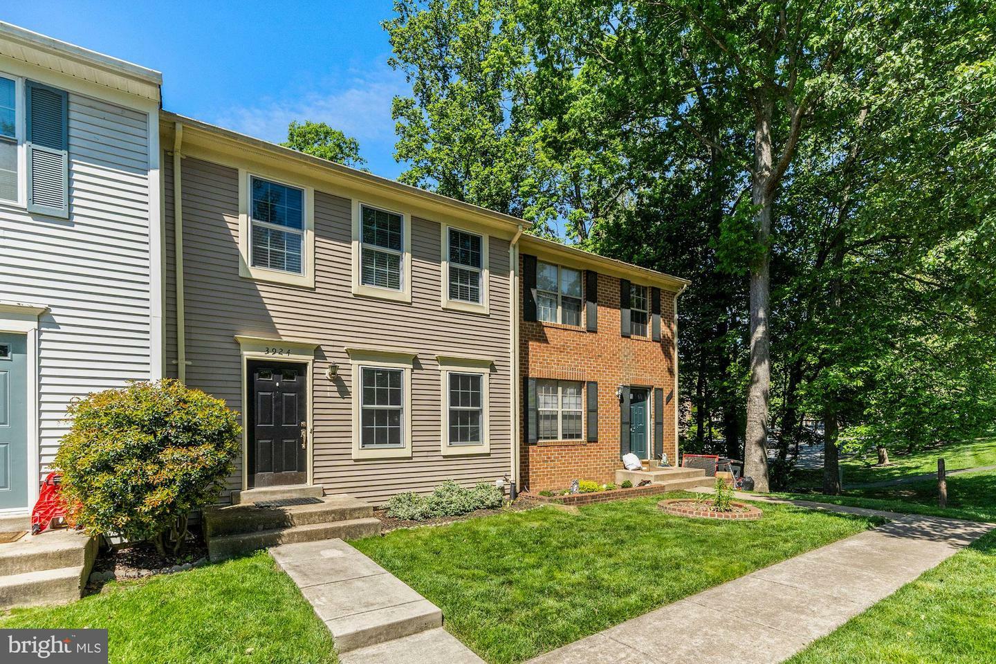 Property Photo: 3924 Collis Oak Court VA 22033