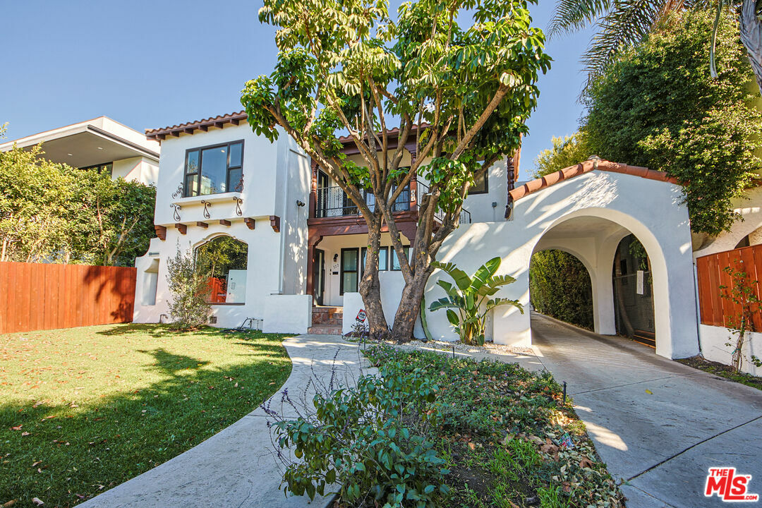 Property Photo: 322 N Croft Ave CA 90048