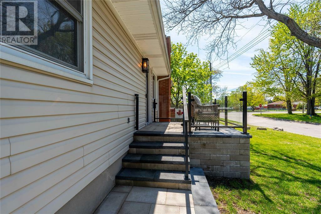 Photo de la propriété: 1026 Camelot Crescent ON N7S 3L3