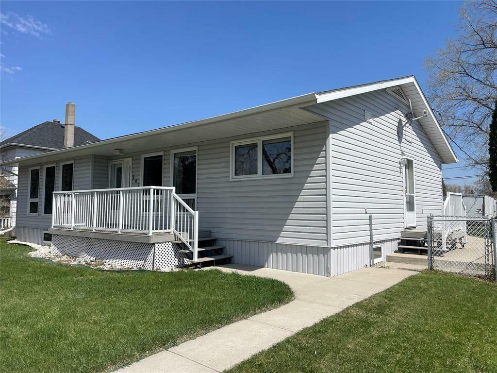 Property Photo:  207 South Chestnut Street  MB R0J 1Z0 