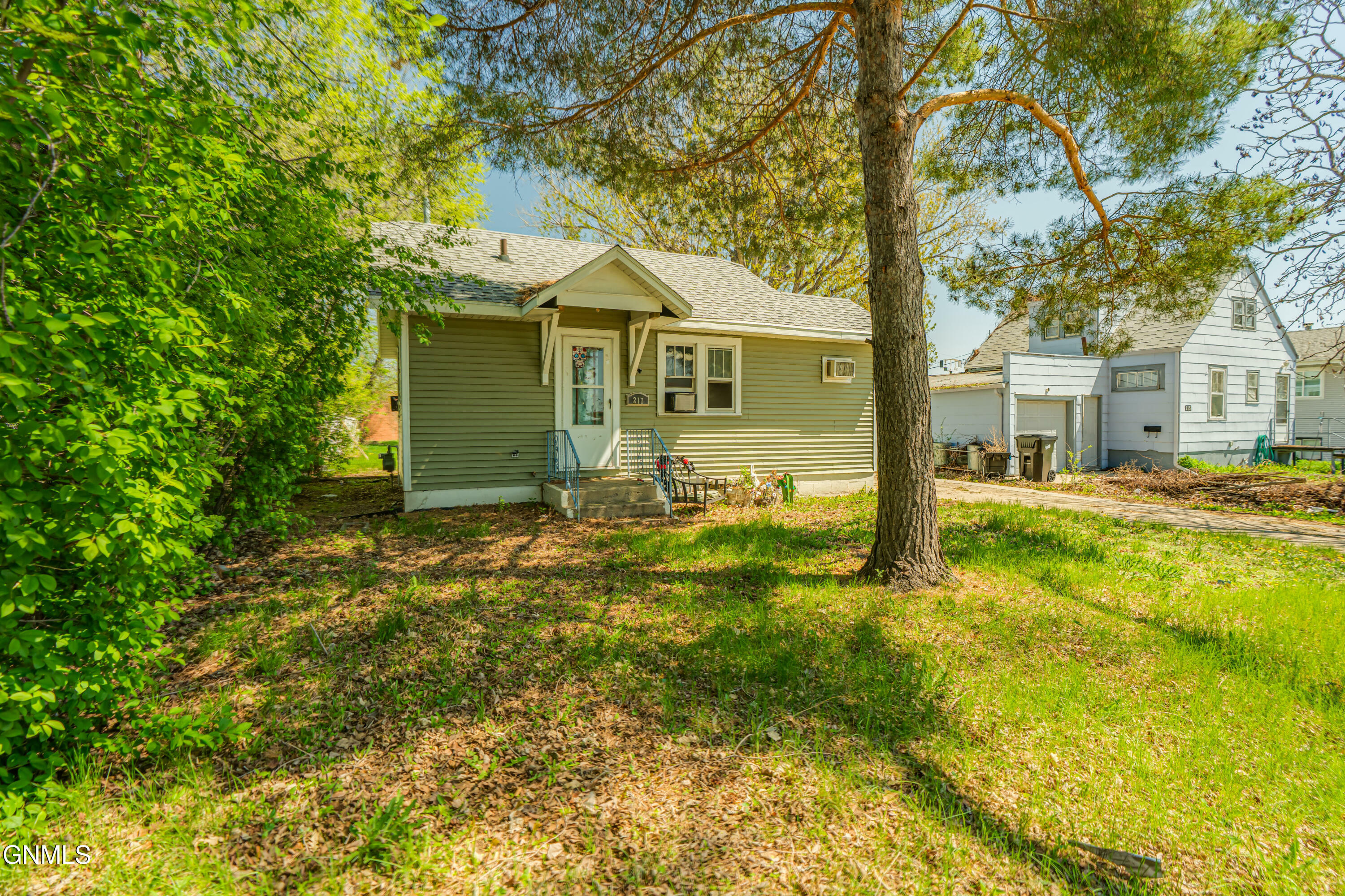 Property Photo: 217 N 19th Street ND 58501