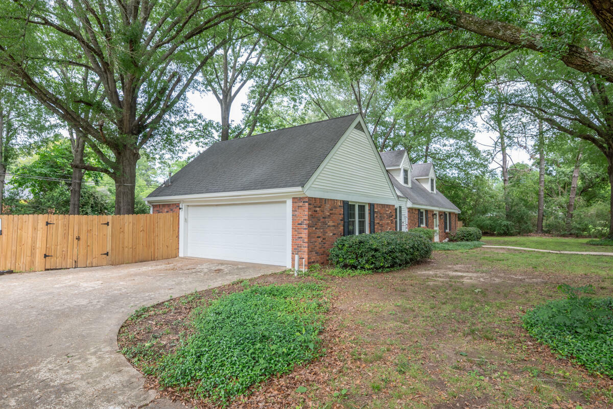 Property Photo: 200 Colonial Circle MS 39759