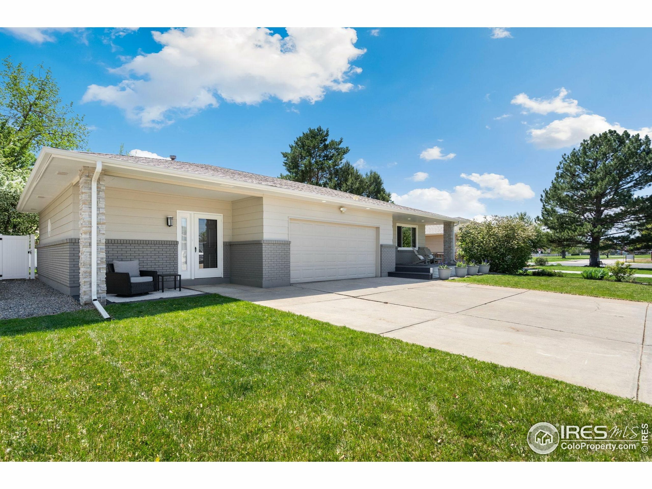 Property Photo: 215 Maple Ct CO 80550