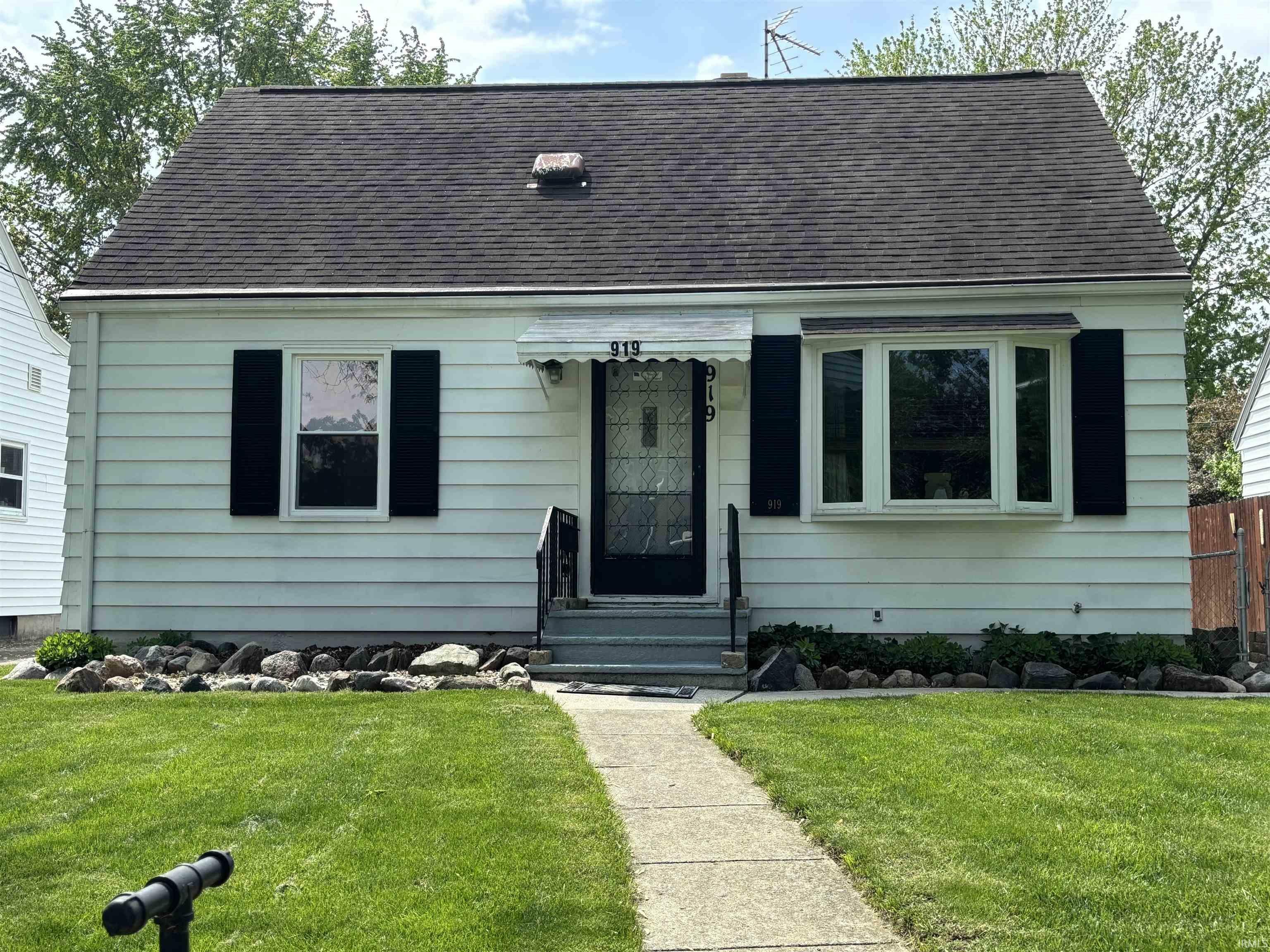 Property Photo: 919 Kensington Boulevard IN 46805