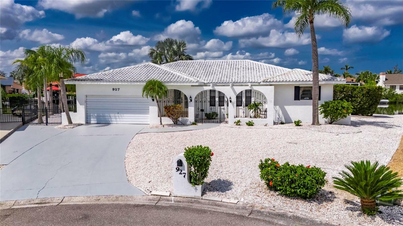 Property Photo: 927 Golf Island Drive FL 33572