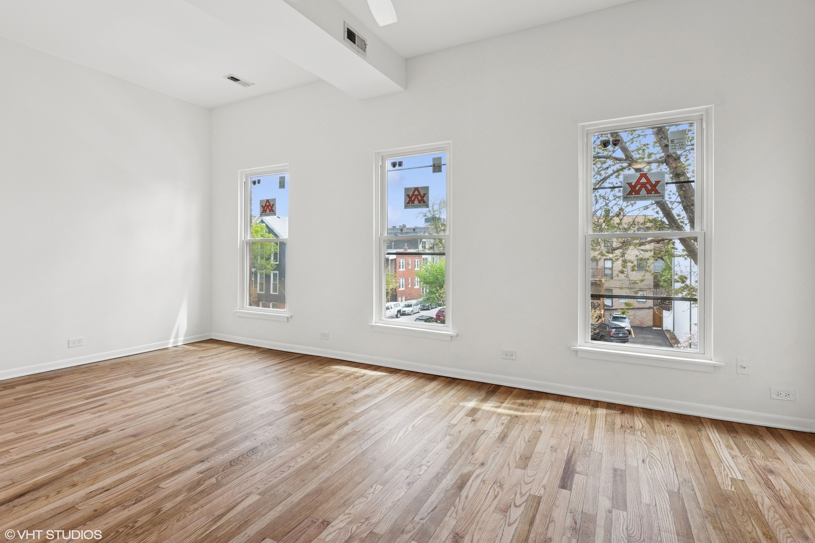 Property Photo: 2424 N Seminary Avenue IL 60614