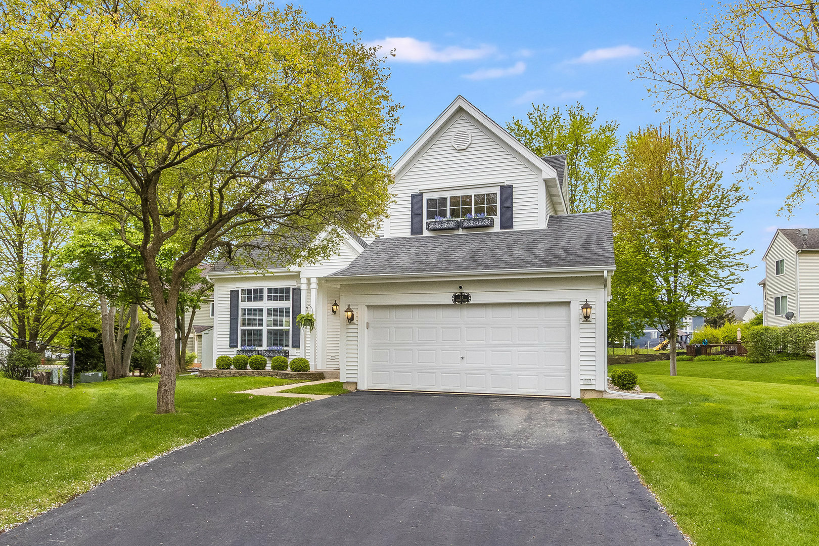 Property Photo: 11 Cobbler Court IL 60177