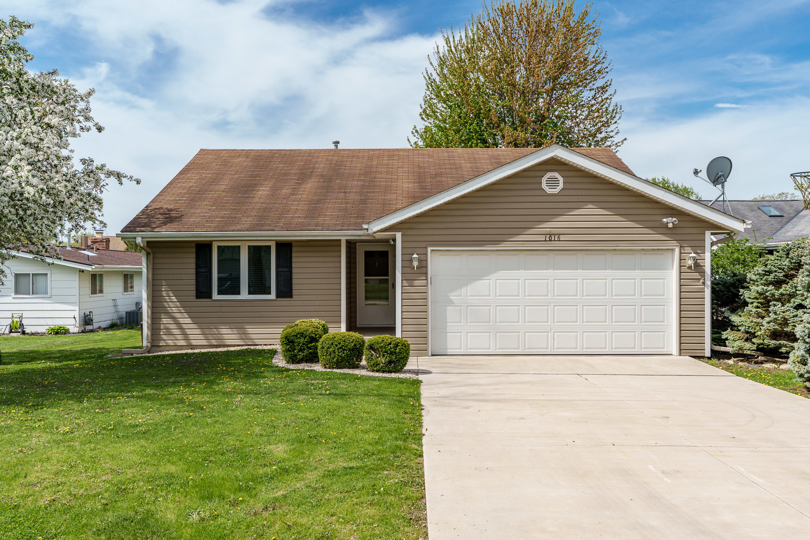 Property Photo: 1016 NE Candlewick Drive IL 61065